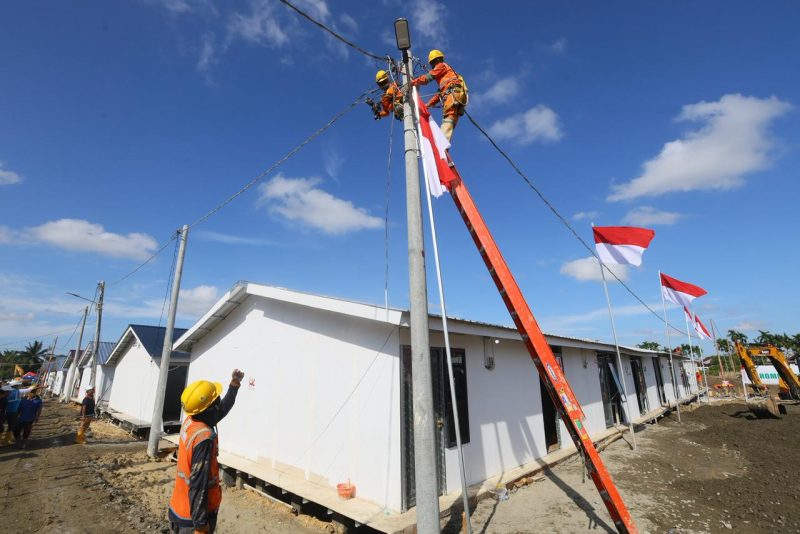 Petugas PLN melakukan penyambungan jaringan listrik di kawasan Rumah Hunian Danantara (Huntara) Aceh Tamiang. PLN telah menyiapkan infrastruktur kelistrikan di kawasan tersebut, seperti pembangunan trafo, jaringan listrik, dan kWh meter untuk masing-masing rumah yang telah terbangun.(Foto: Dok. PLN)