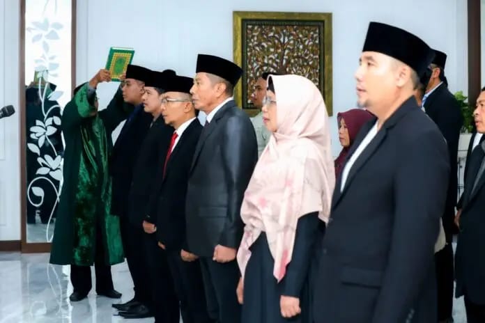 Pejabat eselon II Pemprov NTB mengikuti prosesi sumpah jabatan usai penerapan SOTK baru yang merampingkan struktur OPD.(Foto: Istimewa)