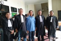 Terdakwa Mawardi Khairi (tengah) didampingi tim kuasa hukumnya seusai menjalani sidang eksepsi kasus dugaan korupsi pemanfaatan lahan eks GTI di Pengadilan Tipikor PN Mataram, Senin (5/1/2026). (Foto: Istimewa)