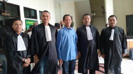 Terdakwa Mawardi Khairi (tengah) didampingi tim kuasa hukumnya seusai menjalani sidang eksepsi kasus dugaan korupsi pemanfaatan lahan eks GTI di Pengadilan Tipikor PN Mataram, Senin (5/1/2026). (Foto: Istimewa)