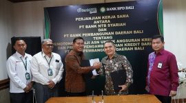 Direktur Utama Bank NTB Syariah Nazaruddin dan Direktur Kredit BPD Bali Made Lestara Widiatmika menandatangani kerja sama pelimpahan pembiayaan PNS di Denpasar. (Dok. Bank NTB Syariah)