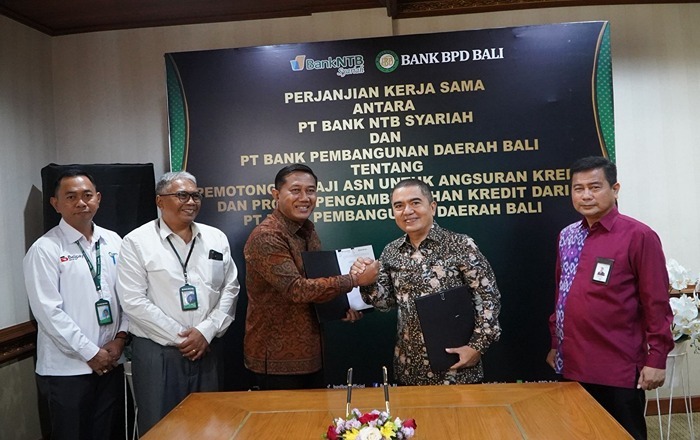 Direktur Utama Bank NTB Syariah Nazaruddin dan Direktur Kredit BPD Bali Made Lestara Widiatmika menandatangani kerja sama pelimpahan pembiayaan PNS di Denpasar. (Dok. Bank NTB Syariah)