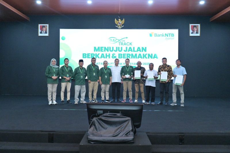 Akad pembiayaan Koperasi Merah Putih ditandatangani dalam rangkaian pembukaan Rapat Kerja Bank NTB Syariah 2025 yang digelar di Kantor Pusat Bank NTB Syariah. (Dok. Bank NTB Syariah)