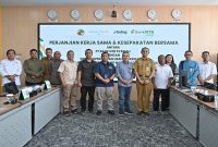 Suasana penandatanganan kerja sama strategis Bank NTB Syariah dengan Bulog, Dinas Koperasi, dan Rajawali Nusindo.(Foto: Istimewa)