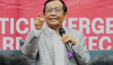 Mantan Menko Polhukam Mahfud MD saat menyampaikan pandangannya terkait teror terhadap aktivis dan influencer dalam siniar YouTube. (Foto: Istimewa)