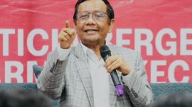 Mantan Menko Polhukam Mahfud MD saat menyampaikan pandangannya terkait teror terhadap aktivis dan influencer dalam siniar YouTube. (Foto: Istimewa)