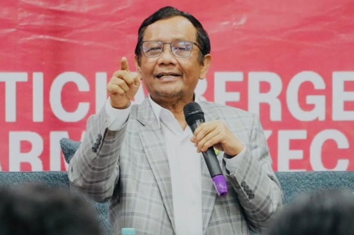 Mantan Menko Polhukam Mahfud MD saat menyampaikan pandangannya terkait teror terhadap aktivis dan influencer dalam siniar YouTube. (Foto: Istimewa)