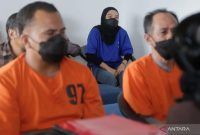 Tersangka kasus pembunuhan Brigadir Esco Paska Rely mengikuti proses pelimpahan tahap II di Kejari Mataram, sebelum ditahan di lembaga pemasyarakatan.(Foto: Istimewa)