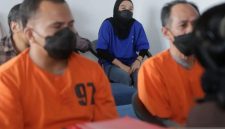 Tersangka kasus pembunuhan Brigadir Esco Paska Rely mengikuti proses pelimpahan tahap II di Kejari Mataram, sebelum ditahan di lembaga pemasyarakatan.(Foto: Istimewa)