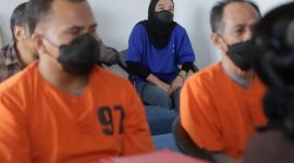 Tersangka kasus pembunuhan Brigadir Esco Paska Rely mengikuti proses pelimpahan tahap II di Kejari Mataram, sebelum ditahan di lembaga pemasyarakatan.(Foto: Istimewa)