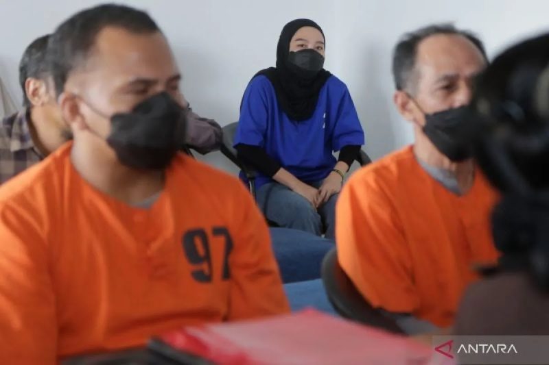 Tersangka kasus pembunuhan Brigadir Esco Paska Rely mengikuti proses pelimpahan tahap II di Kejari Mataram, sebelum ditahan di lembaga pemasyarakatan.(Foto: Istimewa)