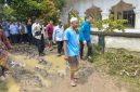 Langkah kaki di jalur berlumpur menjadi simbol keseriusan pemerintah daerah, saat Gubernur NTB dan rombongan meninjau lokasi banjir dan memetakan penanganan jangka pendek hingga perbaikan tata ruang.(Foto: Istimewa)