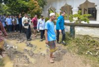 Langkah kaki di jalur berlumpur menjadi simbol keseriusan pemerintah daerah, saat Gubernur NTB dan rombongan meninjau lokasi banjir dan memetakan penanganan jangka pendek hingga perbaikan tata ruang.(Foto: Istimewa)