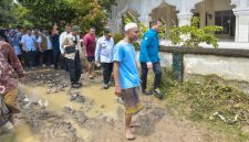 Langkah kaki di jalur berlumpur menjadi simbol keseriusan pemerintah daerah, saat Gubernur NTB dan rombongan meninjau lokasi banjir dan memetakan penanganan jangka pendek hingga perbaikan tata ruang.(Foto: Istimewa)
