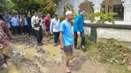 Langkah kaki di jalur berlumpur menjadi simbol keseriusan pemerintah daerah, saat Gubernur NTB dan rombongan meninjau lokasi banjir dan memetakan penanganan jangka pendek hingga perbaikan tata ruang.(Foto: Istimewa)