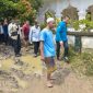 Langkah kaki di jalur berlumpur menjadi simbol keseriusan pemerintah daerah, saat Gubernur NTB dan rombongan meninjau lokasi banjir dan memetakan penanganan jangka pendek hingga perbaikan tata ruang.(Foto: Istimewa)