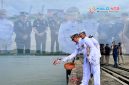 Komandan Lanal Mataram Kolonel Laut (P) Asep Tri Prabowo memimpin prosesi tabur bunga di perairan Gili Mas, Lembar, sebagai rangkaian peringatan Hari Dharma Samudera, Kamis (15/1/2026).(Foto: Istimewa)