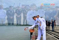 Komandan Lanal Mataram Kolonel Laut (P) Asep Tri Prabowo memimpin prosesi tabur bunga di perairan Gili Mas, Lembar, sebagai rangkaian peringatan Hari Dharma Samudera, Kamis (15/1/2026).(Foto: Istimewa)