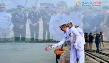 Komandan Lanal Mataram Kolonel Laut (P) Asep Tri Prabowo memimpin prosesi tabur bunga di perairan Gili Mas, Lembar, sebagai rangkaian peringatan Hari Dharma Samudera, Kamis (15/1/2026).(Foto: Istimewa)