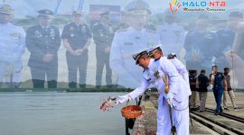 Komandan Lanal Mataram Kolonel Laut (P) Asep Tri Prabowo memimpin prosesi tabur bunga di perairan Gili Mas, Lembar, sebagai rangkaian peringatan Hari Dharma Samudera, Kamis (15/1/2026).(Foto: Istimewa)