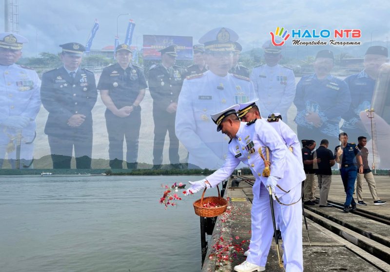 Komandan Lanal Mataram Kolonel Laut (P) Asep Tri Prabowo memimpin prosesi tabur bunga di perairan Gili Mas, Lembar, sebagai rangkaian peringatan Hari Dharma Samudera, Kamis (15/1/2026).(Foto: Istimewa)