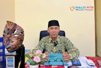 Kepala Desa Sembung H. Ali Abdul Syahid saat memberikan keterangan terkait dampak pemangkasan Dana Desa di ruang kerjanya.(Foto: Istimewa)