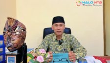 Kepala Desa Sembung H. Ali Abdul Syahid saat memberikan keterangan terkait dampak pemangkasan Dana Desa di ruang kerjanya.(Foto: Istimewa)