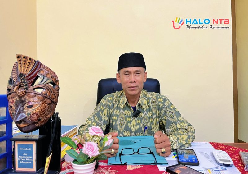 Kepala Desa Sembung H. Ali Abdul Syahid saat memberikan keterangan terkait dampak pemangkasan Dana Desa di ruang kerjanya.(Foto: Istimewa)