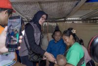Sentuhan empati Ketua TP PKK NTB kepada seorang ibu dan bayinya saat peninjauan lokasi banjir di Lombok Tengah.(Foto: Istimewa)