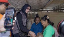 Sentuhan empati Ketua TP PKK NTB kepada seorang ibu dan bayinya saat peninjauan lokasi banjir di Lombok Tengah.(Foto: Istimewa)