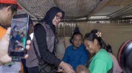 Sentuhan empati Ketua TP PKK NTB kepada seorang ibu dan bayinya saat peninjauan lokasi banjir di Lombok Tengah.(Foto: Istimewa)