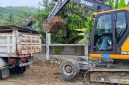 Ekskavator memindahkan material lumpur ke truk pengangkut sebagai bagian dari percepatan penanganan darurat dan pemulihan infrastruktur pascabencana di Sekotong.(Foto: Istimewa)