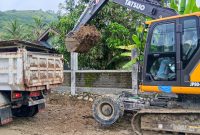 Ekskavator memindahkan material lumpur ke truk pengangkut sebagai bagian dari percepatan penanganan darurat dan pemulihan infrastruktur pascabencana di Sekotong.(Foto: Istimewa)
