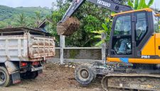 Ekskavator memindahkan material lumpur ke truk pengangkut sebagai bagian dari percepatan penanganan darurat dan pemulihan infrastruktur pascabencana di Sekotong.(Foto: Istimewa)