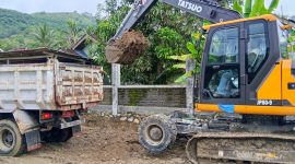 Ekskavator memindahkan material lumpur ke truk pengangkut sebagai bagian dari percepatan penanganan darurat dan pemulihan infrastruktur pascabencana di Sekotong.(Foto: Istimewa)