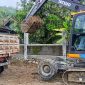 Ekskavator memindahkan material lumpur ke truk pengangkut sebagai bagian dari percepatan penanganan darurat dan pemulihan infrastruktur pascabencana di Sekotong.(Foto: Istimewa)
