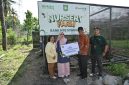 Bupati Sumbawa menerima secara simbolis bantuan nursery farm dan bibit tanaman produktif dari Bank NTB Syariah di Desa Karang Dima.(Foto: Istimewa)