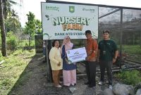Bupati Sumbawa menerima secara simbolis bantuan nursery farm dan bibit tanaman produktif dari Bank NTB Syariah di Desa Karang Dima.(Foto: Istimewa)