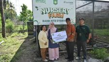 Bupati Sumbawa menerima secara simbolis bantuan nursery farm dan bibit tanaman produktif dari Bank NTB Syariah di Desa Karang Dima.(Foto: Istimewa)
