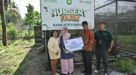 Bupati Sumbawa menerima secara simbolis bantuan nursery farm dan bibit tanaman produktif dari Bank NTB Syariah di Desa Karang Dima.(Foto: Istimewa)
