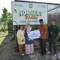 Bupati Sumbawa menerima secara simbolis bantuan nursery farm dan bibit tanaman produktif dari Bank NTB Syariah di Desa Karang Dima.(Foto: Istimewa)