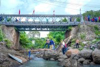 Jembatan Bailey di Desa Perigi kini menghubungkan kembali aktivitas warga, menjadi simbol pemulihan cepat pascabencana banjir.(Foto: Istimewa)