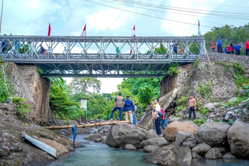 Jembatan Bailey di Desa Perigi kini menghubungkan kembali aktivitas warga, menjadi simbol pemulihan cepat pascabencana banjir.(Foto: Istimewa)
