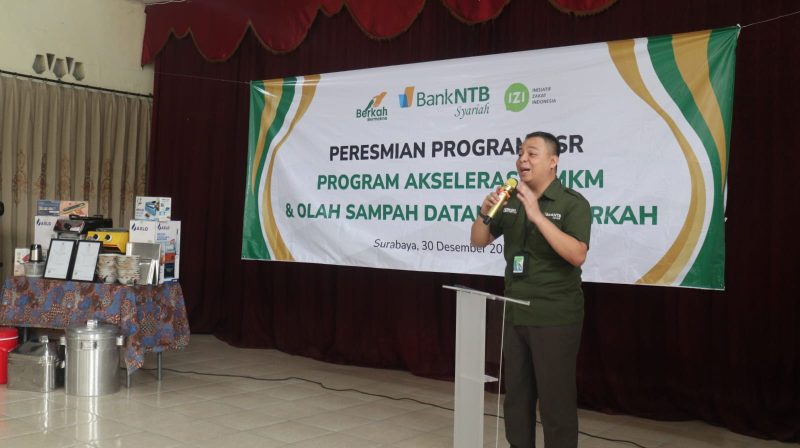 Branch Manager Bank NTB Syariah KC Surabaya menyampaikan sambutan pada peresmian Program CSR Akselerasi UMKM dan Olah Sampah, Selasa (30/12/2025).(Foto: Istimewa)