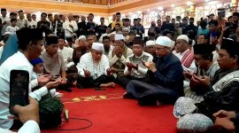 Prosesi pengucapan dua kalimat syahadat keluarga asal Pagesangan berlangsung khidmat di Masjid Hubbul Wathan Islamic Center NTB, disaksikan jamaah dan didampingi Lalu Winengan serta dibimbing Tuan Guru Bajang M. Zainul Majdi, Jumat (16/1).(Foto: Istimewa)