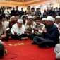 Prosesi pengucapan dua kalimat syahadat keluarga asal Pagesangan berlangsung khidmat di Masjid Hubbul Wathan Islamic Center NTB, disaksikan jamaah dan didampingi Lalu Winengan serta dibimbing Tuan Guru Bajang M. Zainul Majdi, Jumat (16/1).(Foto: Istimewa)