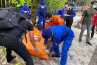 Personel Polairud Polda NTB mengevakuasi jenazah perempuan tak dikenal yang ditemukan di kawasan Pantai Kalacya, Lombok Utara.(Foto: Istimewa)