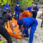 Personel Polairud Polda NTB mengevakuasi jenazah perempuan tak dikenal yang ditemukan di kawasan Pantai Kalacya, Lombok Utara.(Foto: Istimewa)