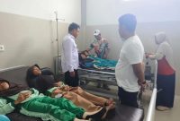 Siswa penerima manfaat Program Makan Bergizi Gratis mendapatkan penanganan medis pascakejadian dugaan keracunan di Lombok Tengah. Insiden ini menjadi pengingat pentingnya standar ketat keamanan pangan dalam program gizi nasional.(Foto: Istimewa)