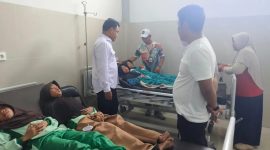 Siswa penerima manfaat Program Makan Bergizi Gratis mendapatkan penanganan medis pascakejadian dugaan keracunan di Lombok Tengah. Insiden ini menjadi pengingat pentingnya standar ketat keamanan pangan dalam program gizi nasional.(Foto: Istimewa)